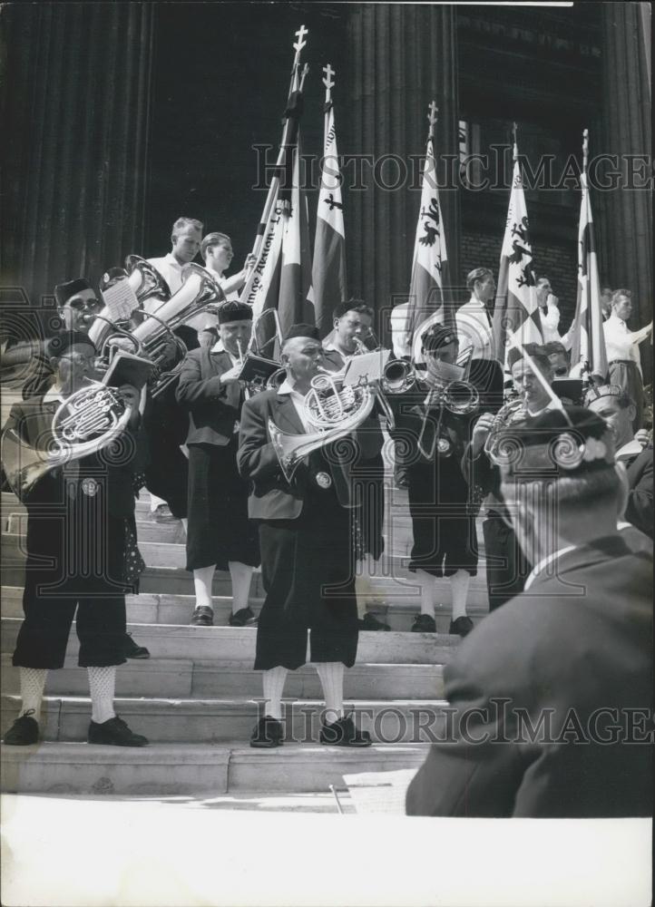 1960 Press Photo Germany Minority Members Czechoslovakia Munich Konigsplatz - Historic Images