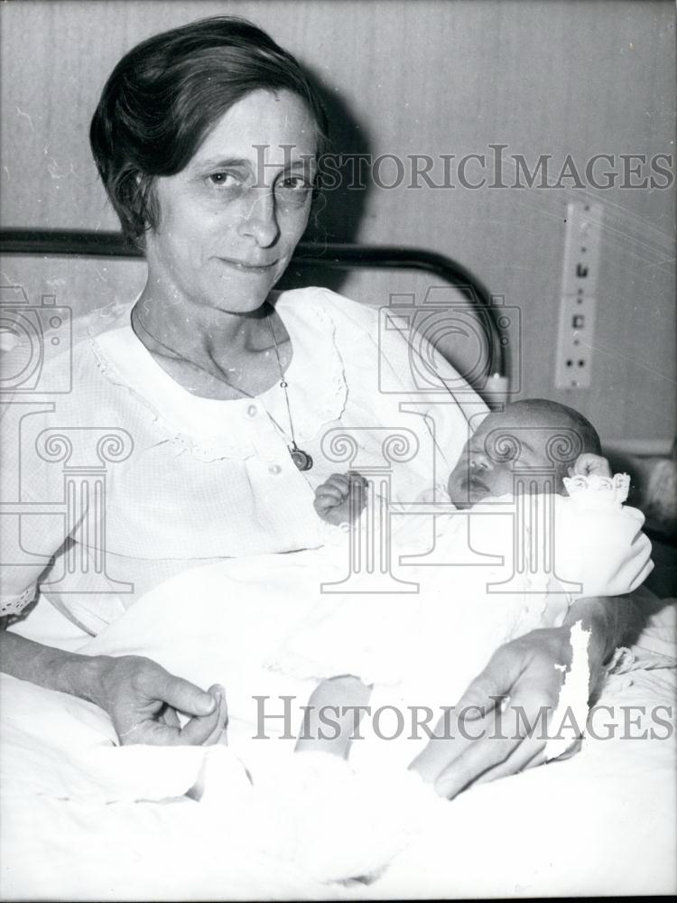 1967 Press Photo Mother Mireille Mathieu Actress New Brother Vincent - Historic Images