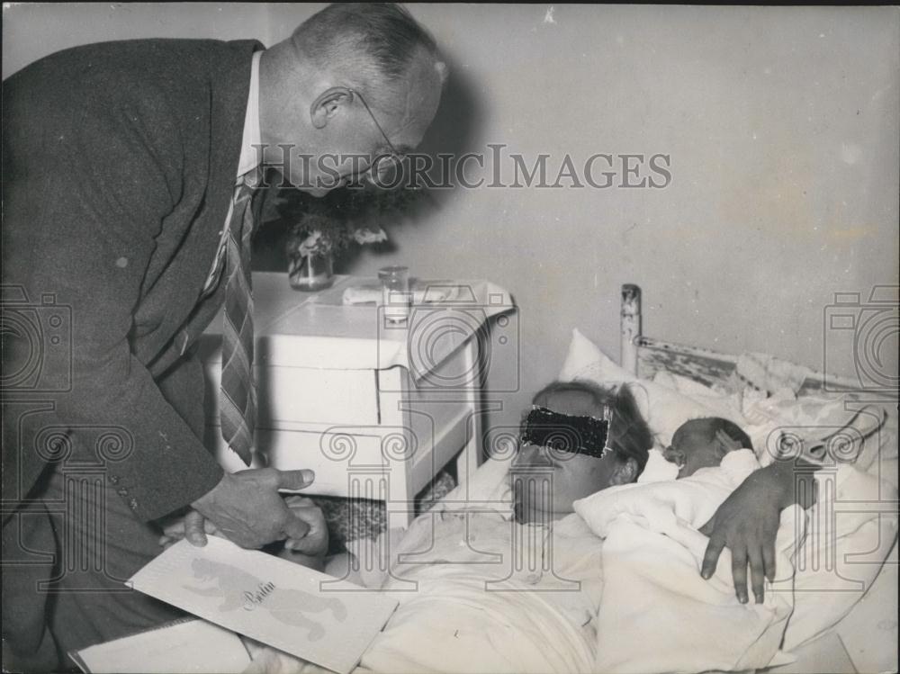 1953 Press Photo East Berlin Woman Gives Birth In West Berlin, Mayor Wilmersdorf - Historic Images