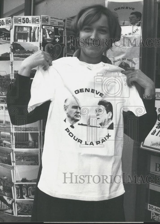 1985 Press Photo Geneva Summit Marika Manager Kiosk T-Shirt Vendor Reagan - Historic Images