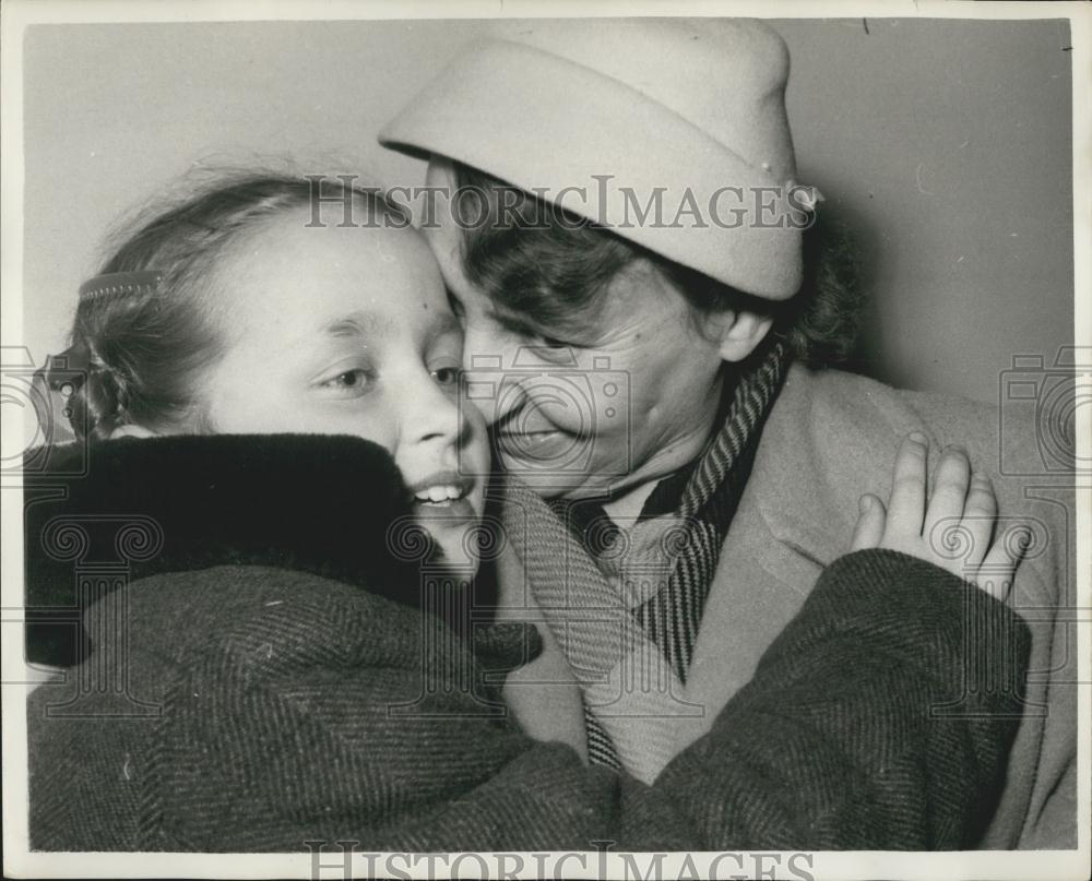 1958 Press Photo Mrs. Maria Nowinski Daughter Krystana Family Jerzy Poland - Historic Images