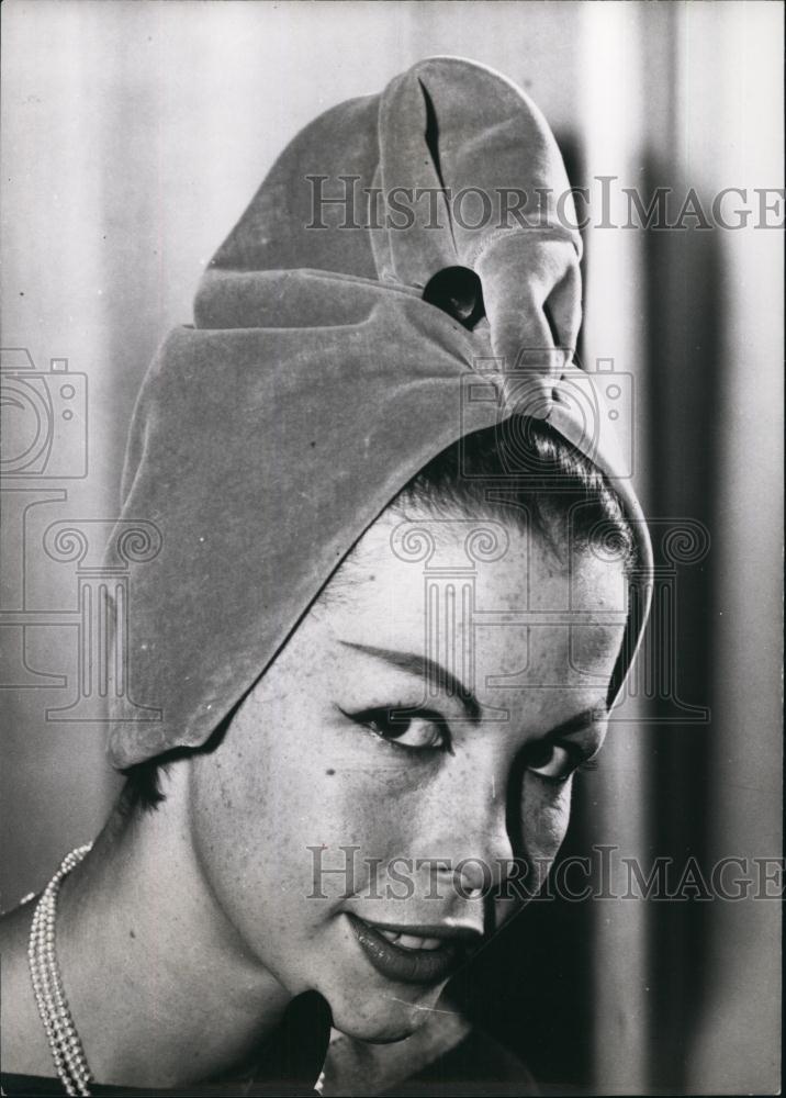 Press Photo Close Up of Model Wearing Strange Felt Hat In Paris - Historic Images