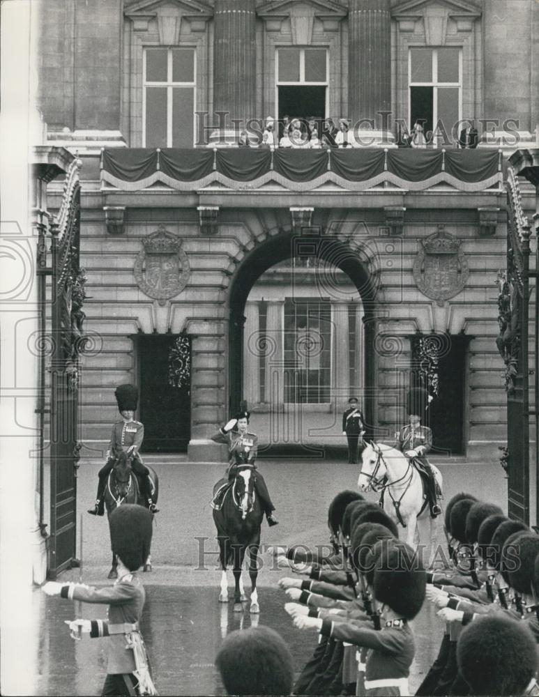 1968 Press Photo Trooping The Colour Ceremony & H.M. the Queen - Historic Images