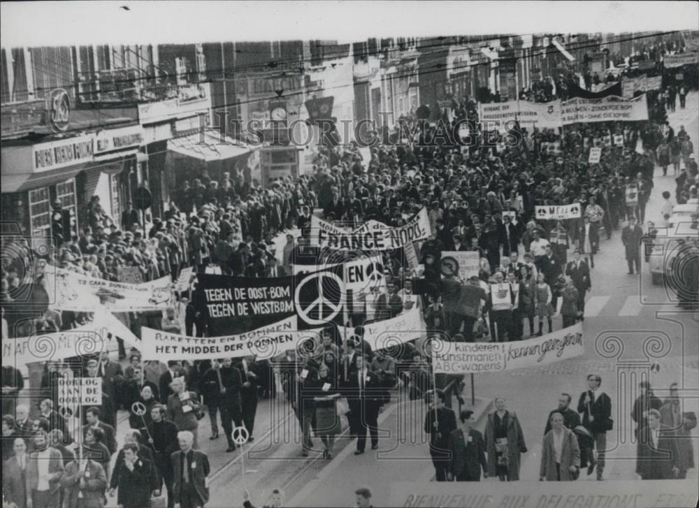 1965 Press Photo Anti-Atomic Bomb Demonstration in Streets of Brussels - Historic Images