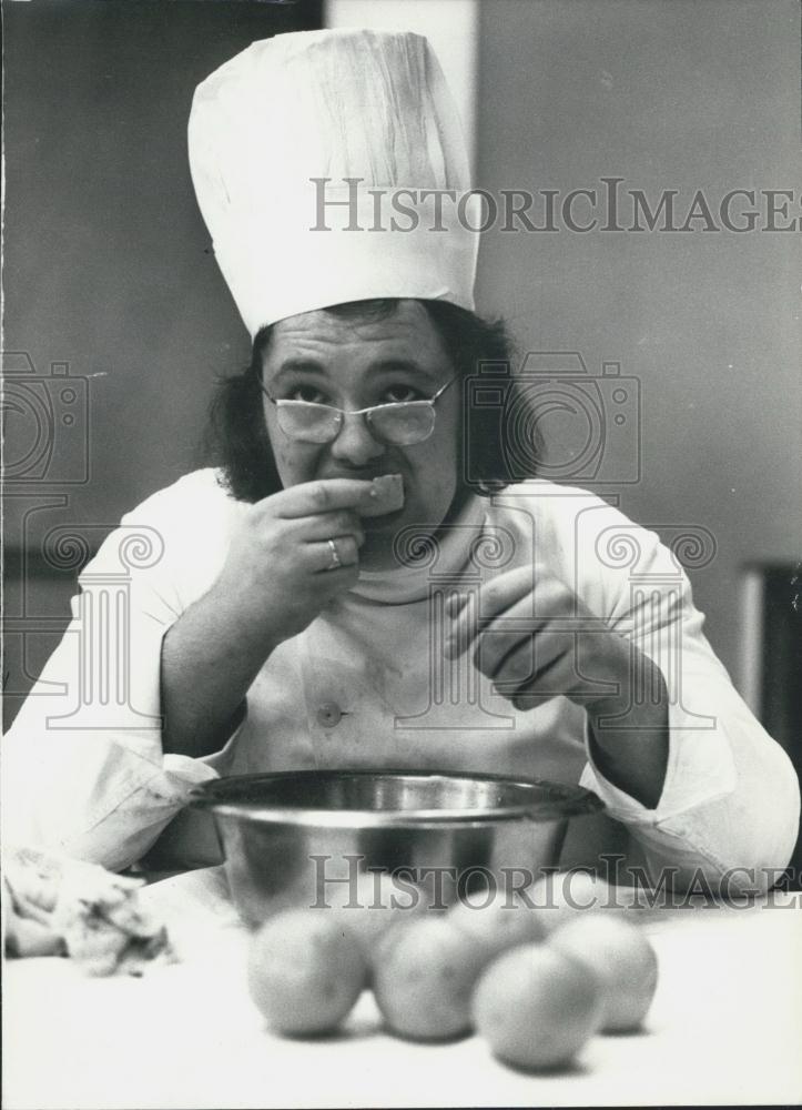 1972 Press Photo Steve Layton, Eating Oranges Fundraiser - Historic Images