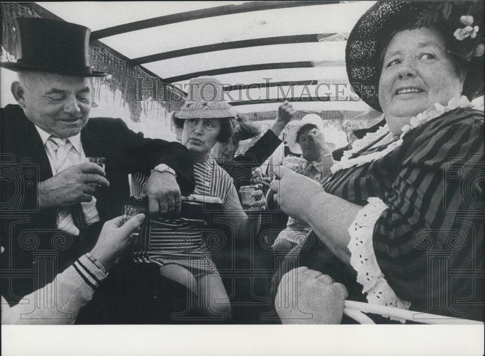 1972 Press Photo Society 72 Competition Entry Klaus Siebahn Candid Drinking - Historic Images