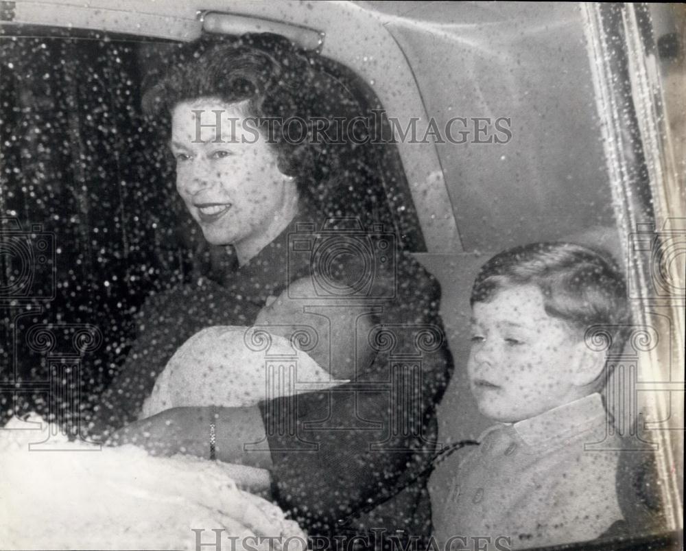 1964 Press Photo The Queen and her new baby go to Windsor: - Historic Images