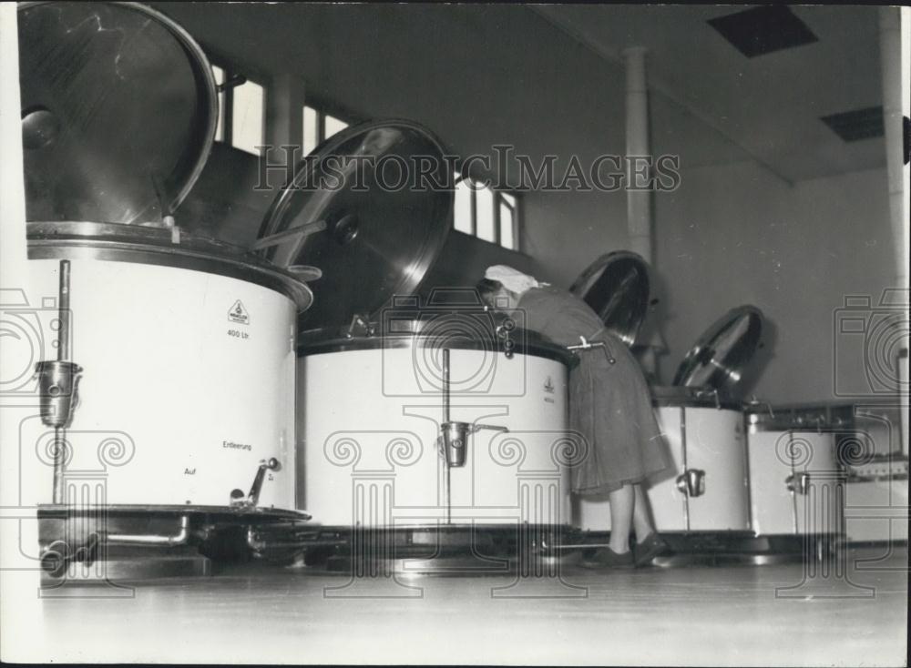 Press Photo er Isar hospital: In the kitchens 10 chefs are on duty day and night - Historic Images