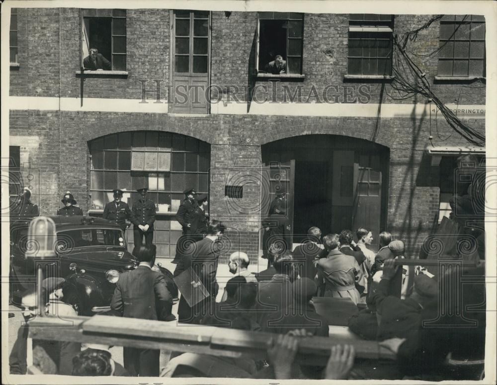 1957 Press Photo Police Outside Holborn Workshop Barricaded By Alan Chambers - Historic Images