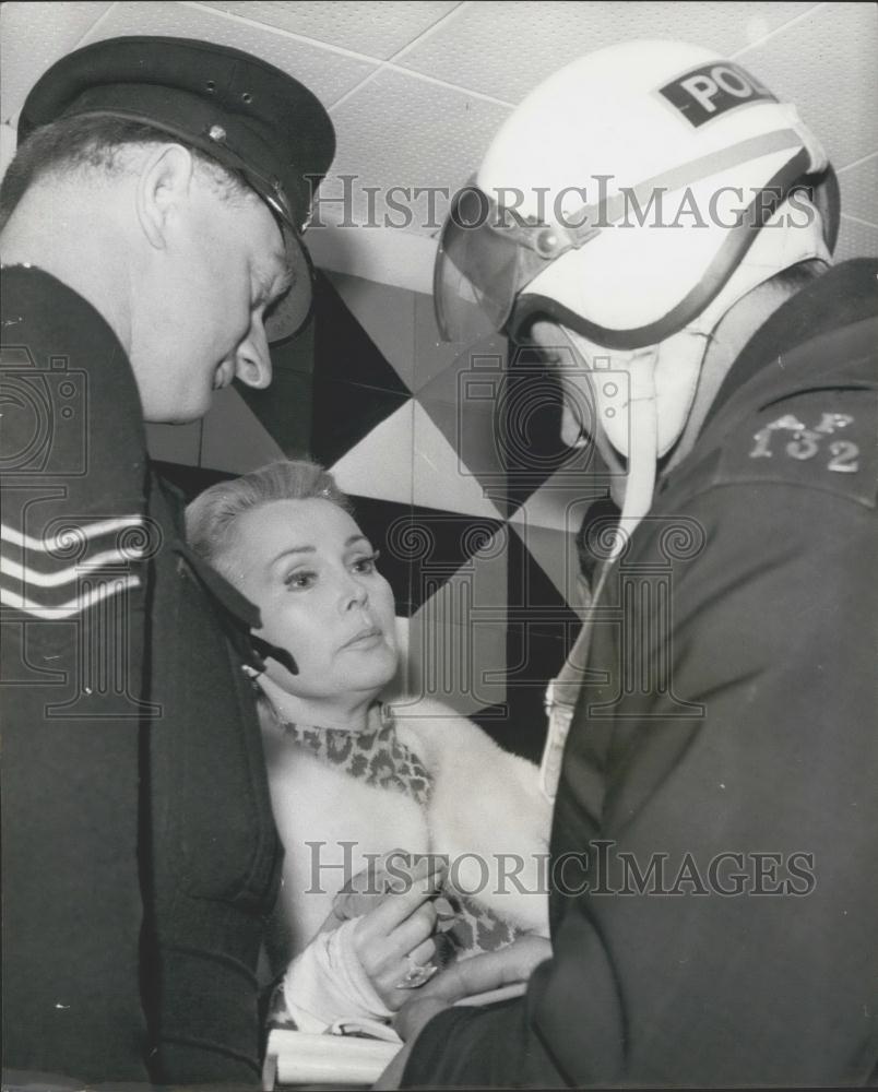 1968 Press Photo Zsa Zsa Gabor Actress London Airport Police Fraud Charges - Historic Images