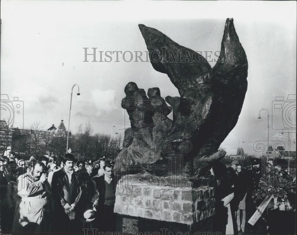 Press Photo Bronze Statue Memorial, Sculptor Helena Levano, Gypsies, Amsterdam - Historic Images