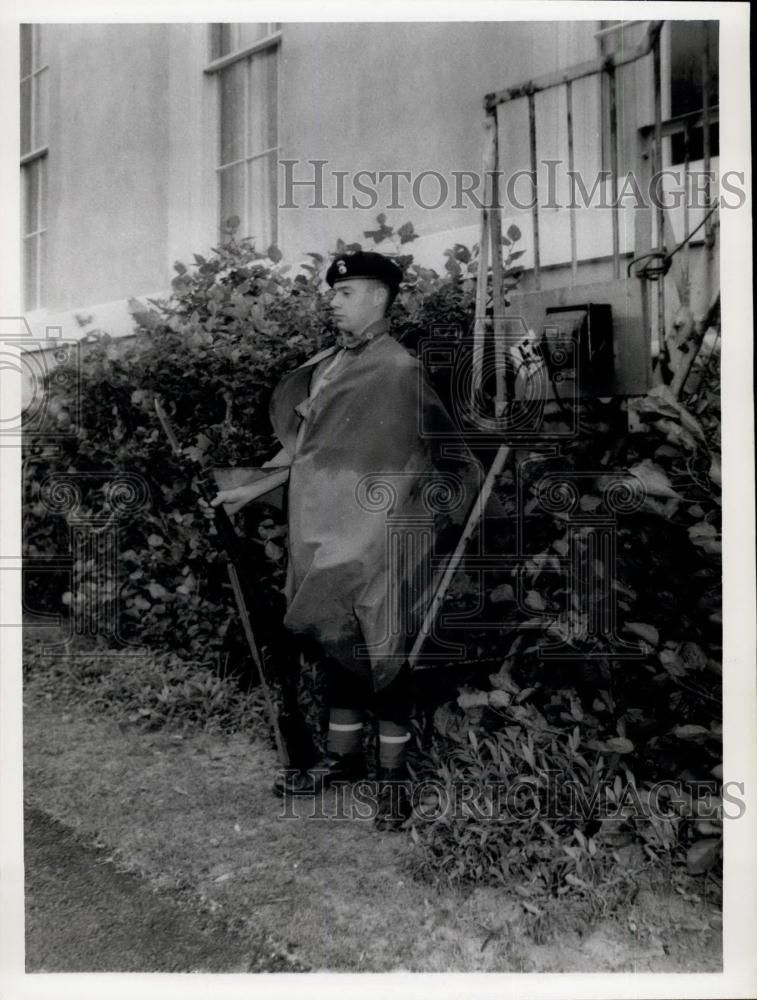 Press Photo Royal Welsch Fnoishier guard at the Mid-Ocean Club - Historic Images