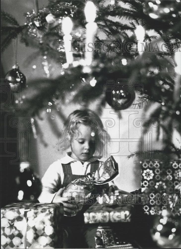 1980 Press Photo Child, Presents, Christmas Tree - Historic Images