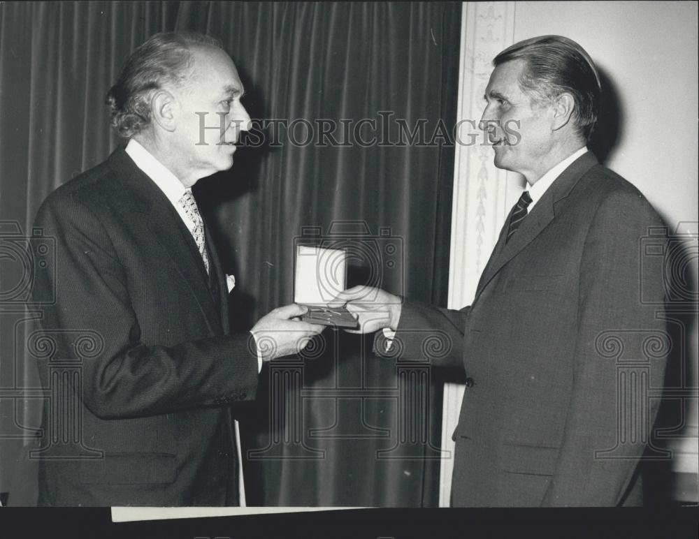 1969 Press Photo Dr. Jose Paul Hodin receives award from Erwin Wickerts - Historic Images