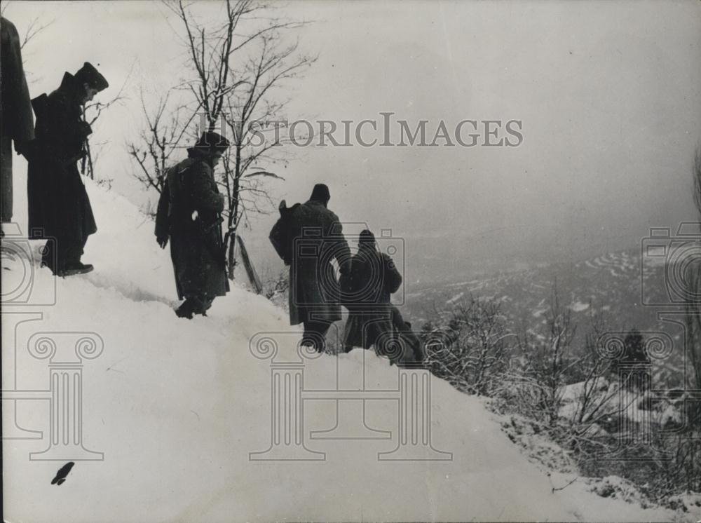 1960 Press Photo French soldiers patrolling on a snow covered hill in an area - Historic Images