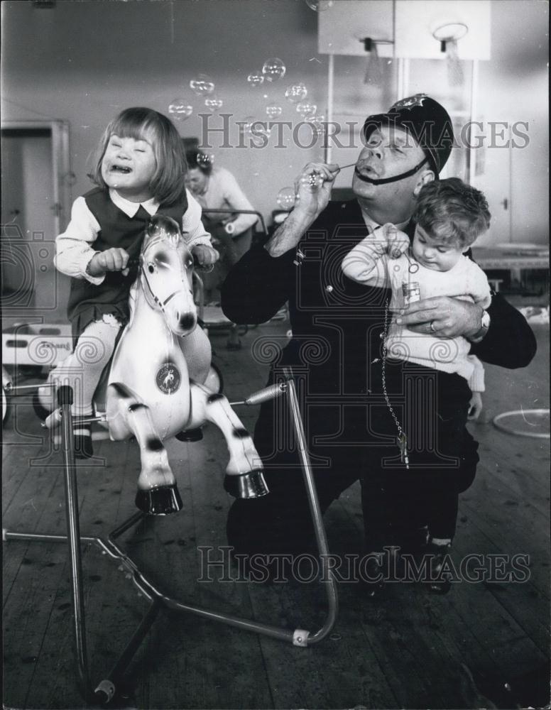 Press Photo Police Sergeant Stibbards Playing In Nursery With Children - Historic Images