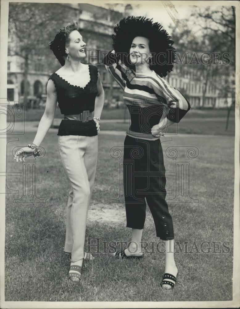 1954 Press Photo &#39;&#39;Crepella&#39;&#39; fashions on show - Historic Images