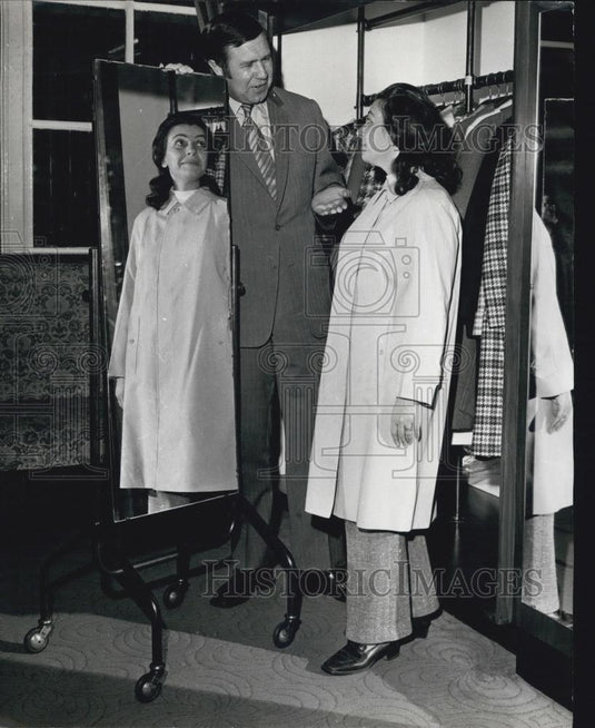 1970 Press Photo Rita Kareman Of NY Wins Burberry Raincoat - Historic Images