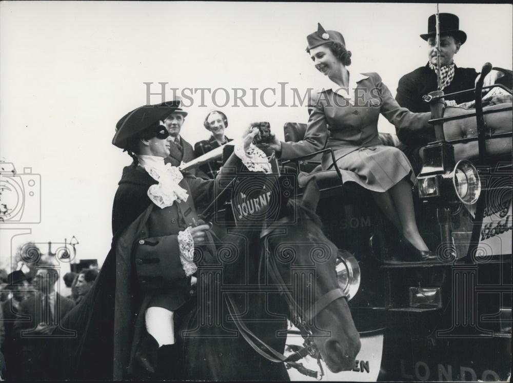 1950 Press Photo Dick Turpin- impersonated by K.W Meads &quot;held-up&quot; a stage coach - Historic Images