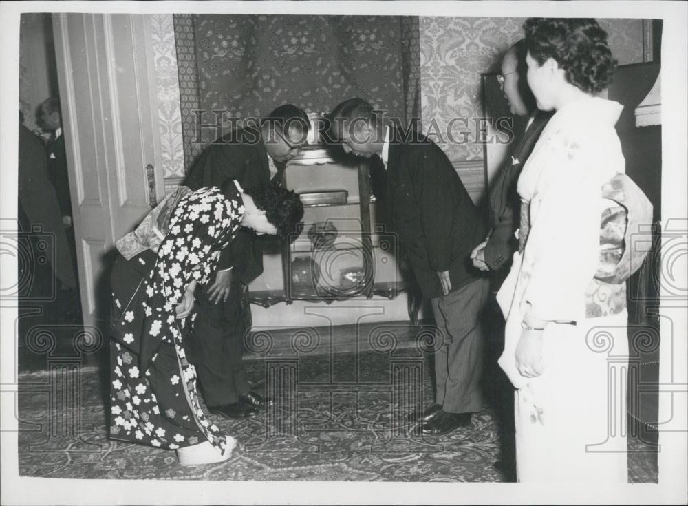 1959 Press Photo Japanese Premier Mr. Kishi With Mr. and Mrs. I. Kanatani - Historic Images