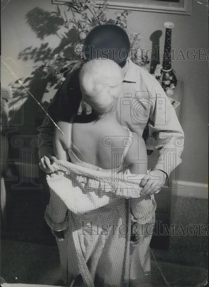 Press Photo Actors in a love scene - Historic Images