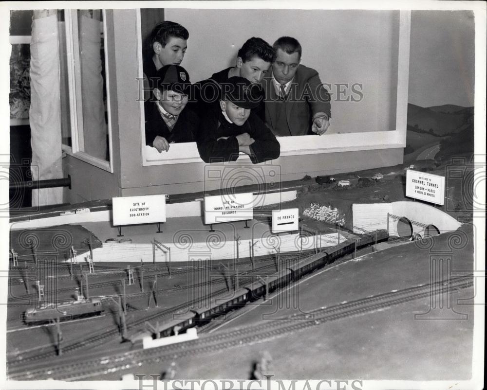 1961 Press Photo Schoolboys own exhibition opened in London - Historic Images