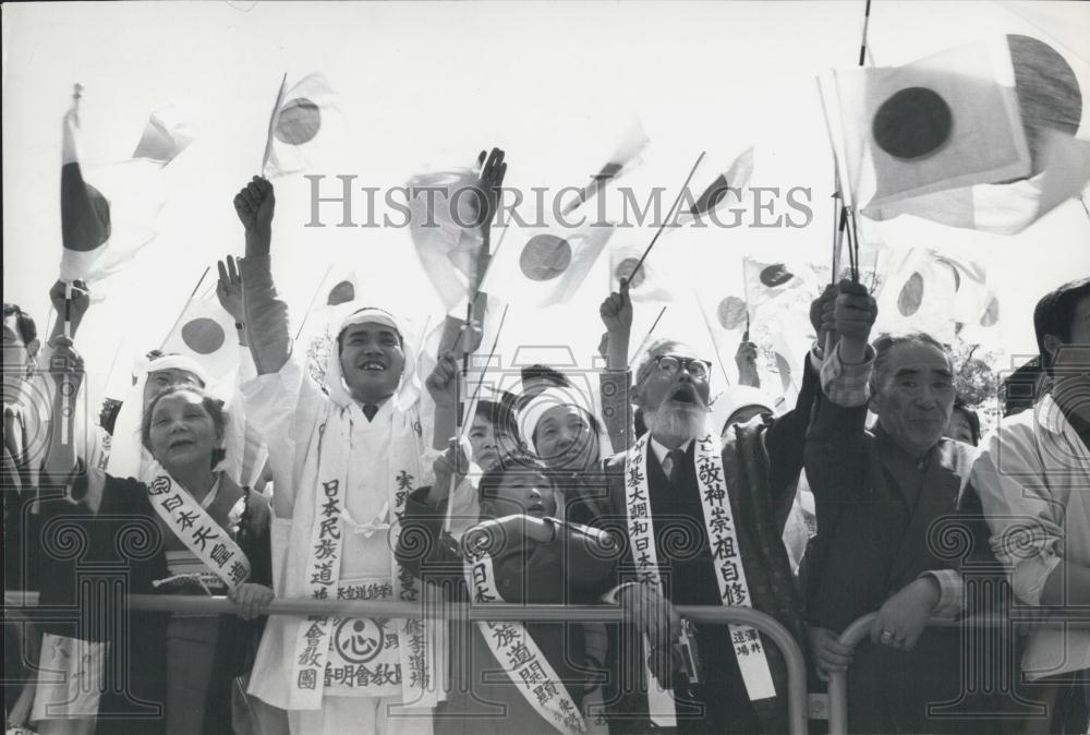 Press Photo Emperor Hirohito Responds To Crowds At The Imperial Palace - Historic Images