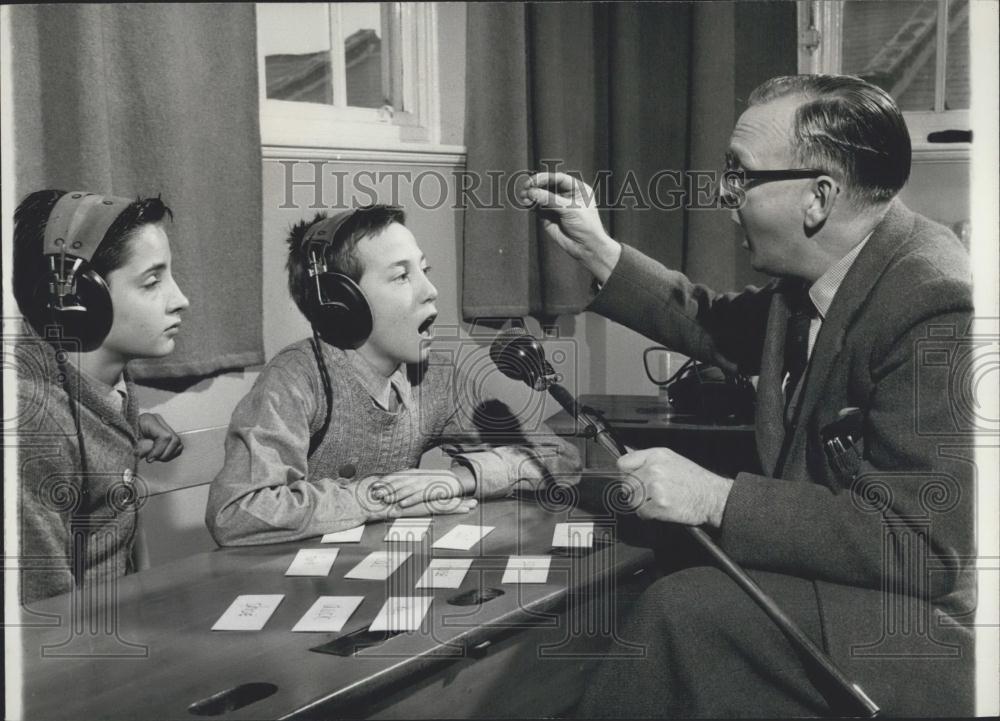 Press Photo Teacher Brown uses deaf signs as well as lip reading and voice - Historic Images