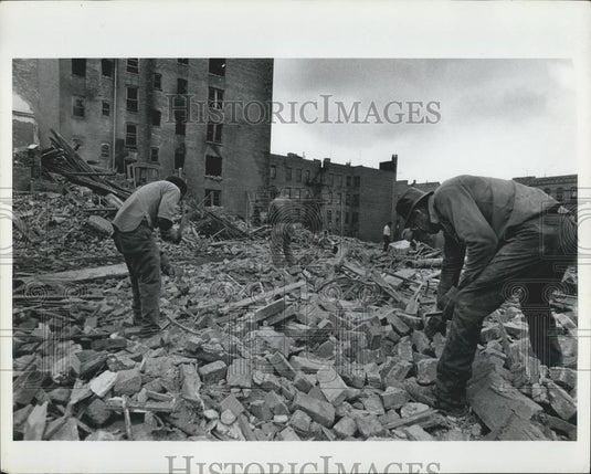 1978 Press Photo Tearing down abandoned buildings in NYC - Historic Images