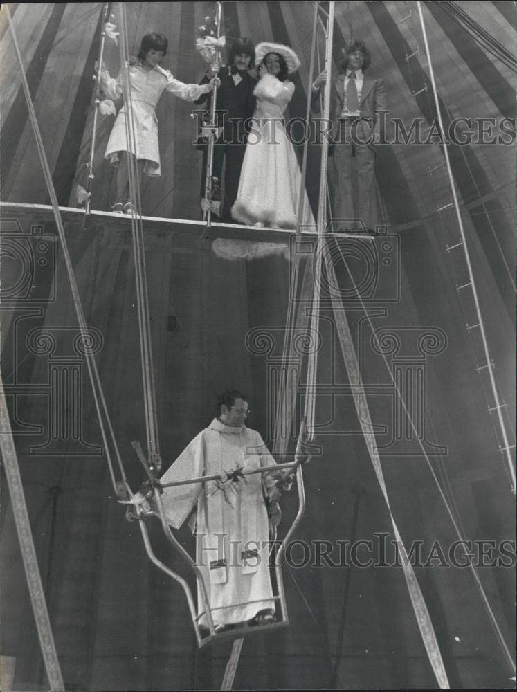 1975 Press Photo Tapeze artistes Francis Martin Kora,&amp;Carole Fiallo - Historic Images