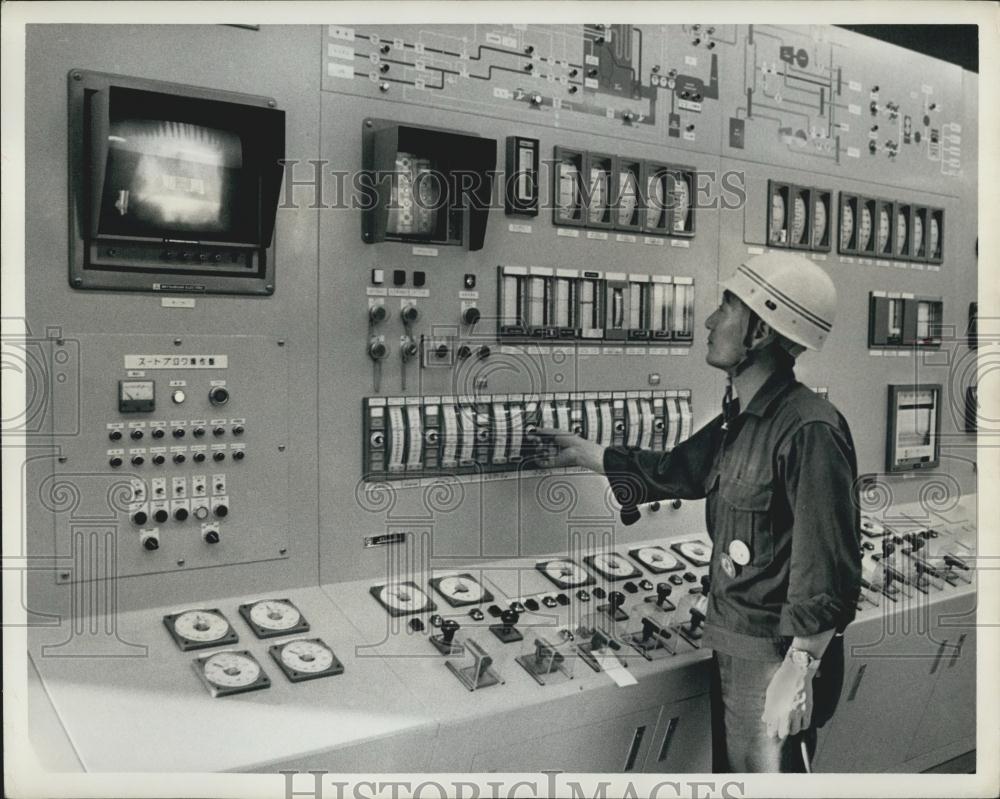 Press Photo Mitsubishi Oil Co. Kawasaki Refinery, Kawasaki, Japan - Historic Images