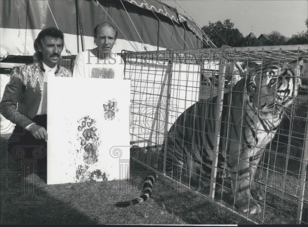 Press Photo Jerry Wegmann, Rene Gubelmann, Tiger, Paw Painting - Historic Images