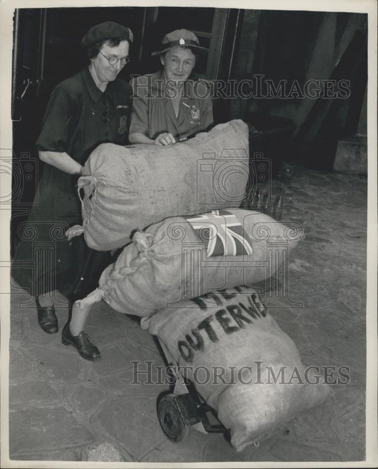1953 Press Photo Hampstead Group of the W.V.S. Mrs. Bishop and Mrs. Moncur - Historic Images