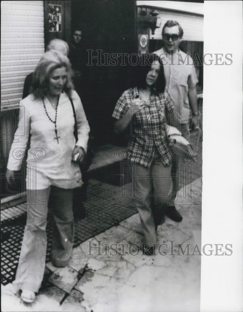 1972 Press Photo Female Tourists Duped Into Carrying Bomb Onto Plane Questioning - Historic Images