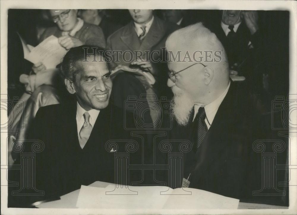 1952 Press Photo Krishna Menon, Heinrich Leuchtchens, Parliamentary Conference - Historic Images
