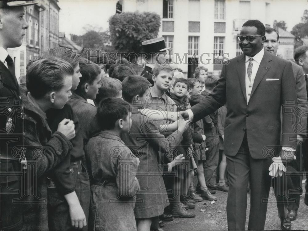 1961 Press Photo Nigerian President Diori Hamani, Visits Kindergarten In Paris - Historic Images