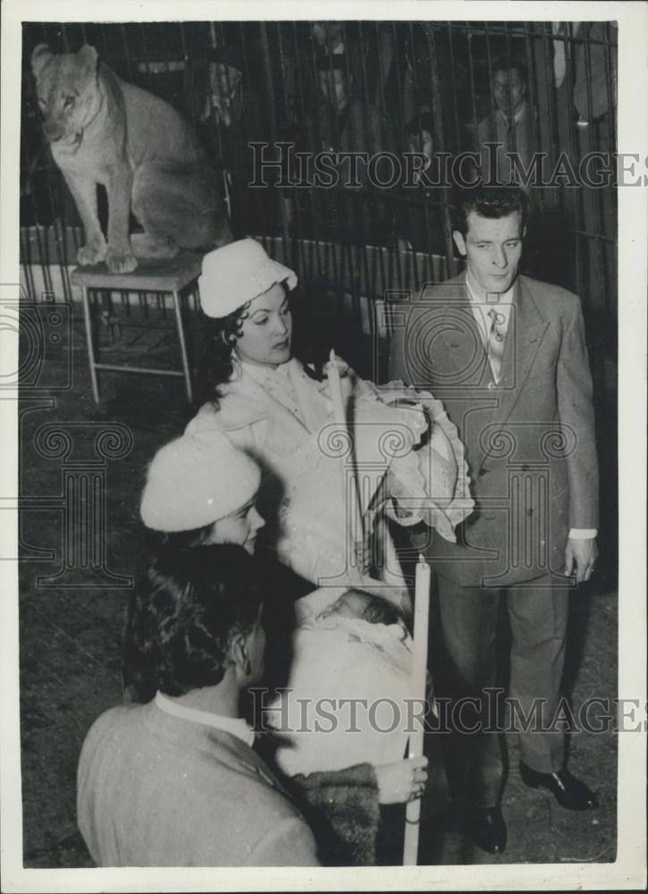 1957 Press Photo Circus Orfoi,Christening in a Lion&#39;s Cage - Historic Images