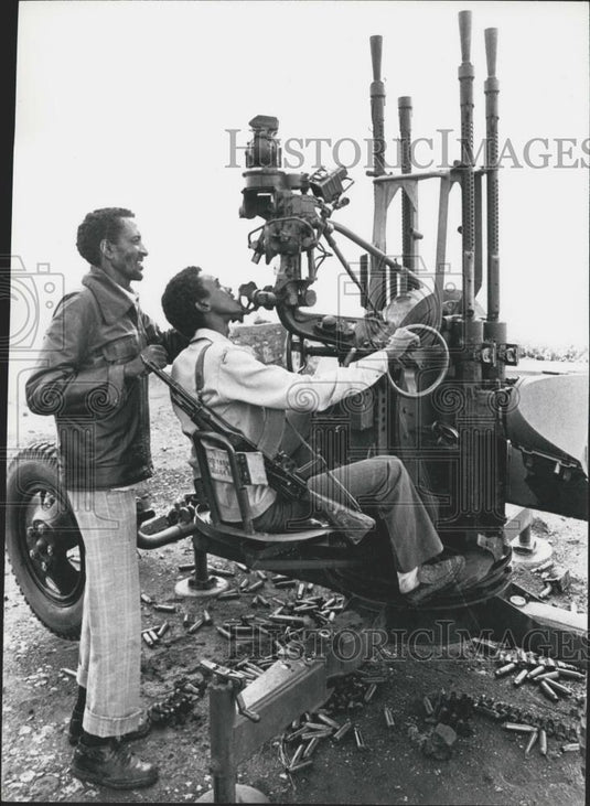 Press Photo Summit Berfig Mount WSLF Soldier Captured Chinese Anti-Aircraft Gun - Historic Images