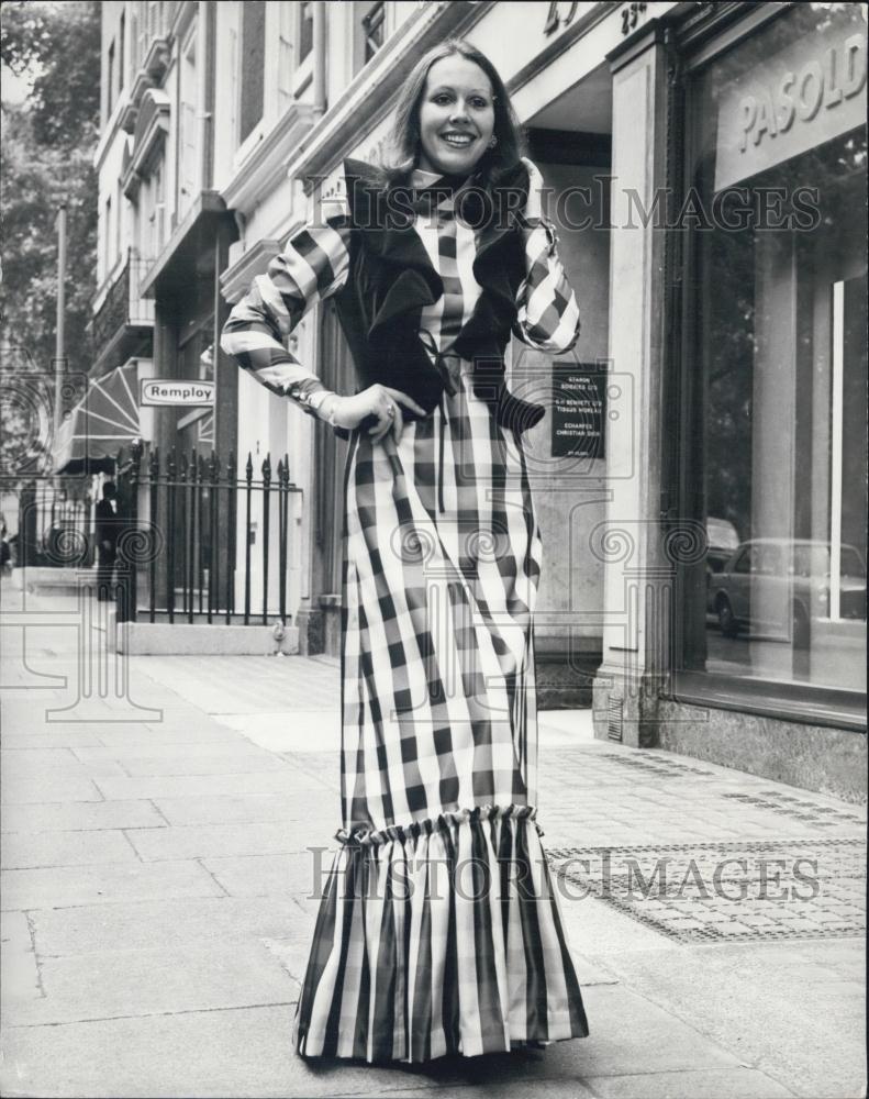 1972 Press Photo Hartnell Haute Couture London Collection-Latin Quarter - Historic Images