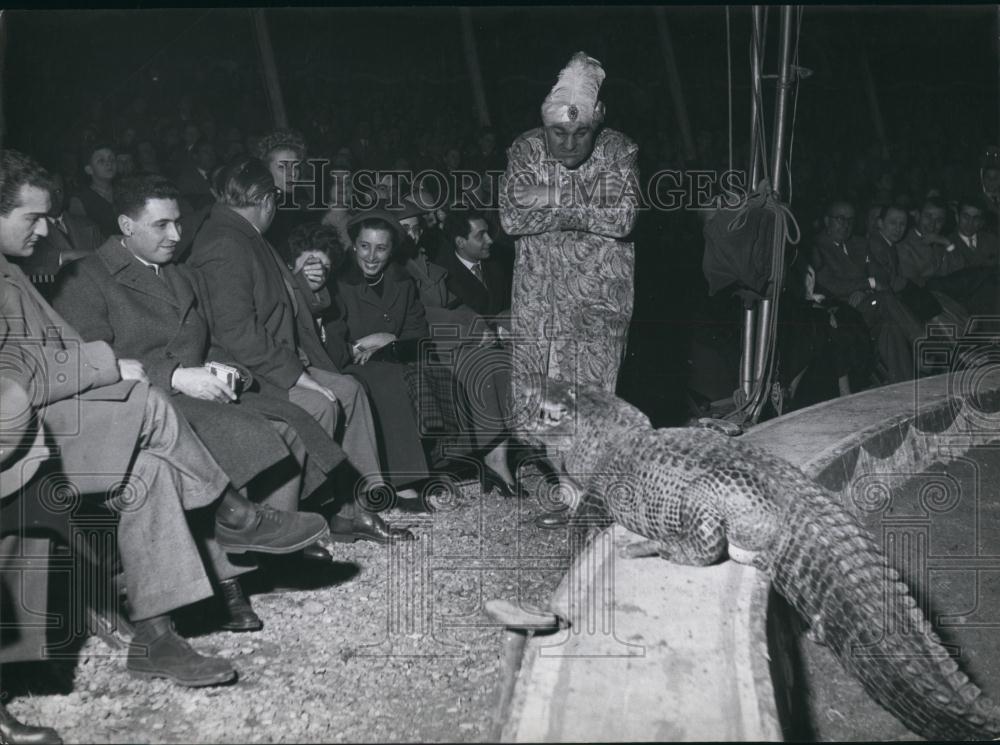 Press Photo Alligator &amp; Group of Men - Historic Images