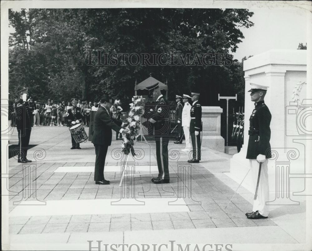 1983 Press Photo Kazuo Tanikawa at Tomb of the Unknown Soldiers - Historic Images