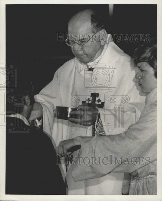 1981 Press Photo Cardinal Terence Cooke giving Communion St.Patrick's Cathedral - Historic Images
