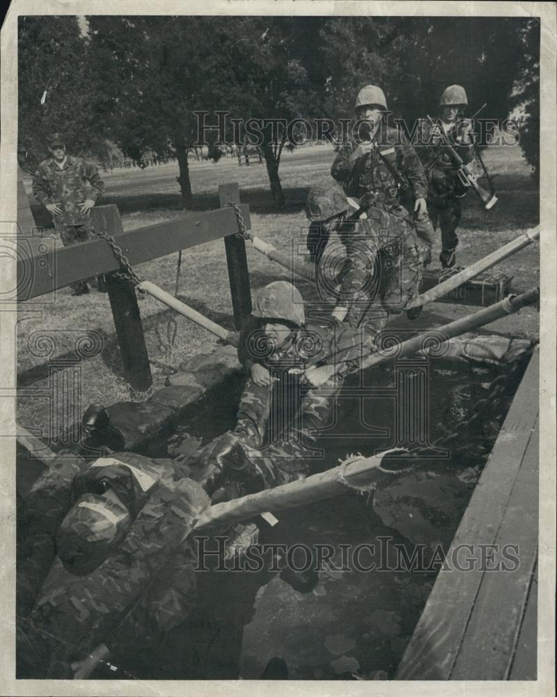 Press Photo Soldiers Training With Their Weapons - Historic Images