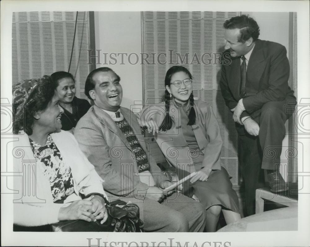 1953 Press Photo BBC Radio Overseas Broadcasts, Asian Club, Wynford V. Thomas - Historic Images