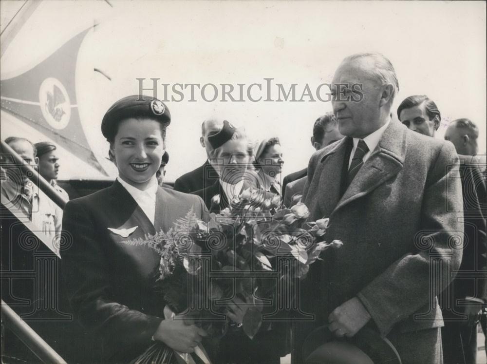 1953 Press Photo Adenauer leaves Germany for Paris - Historic Images