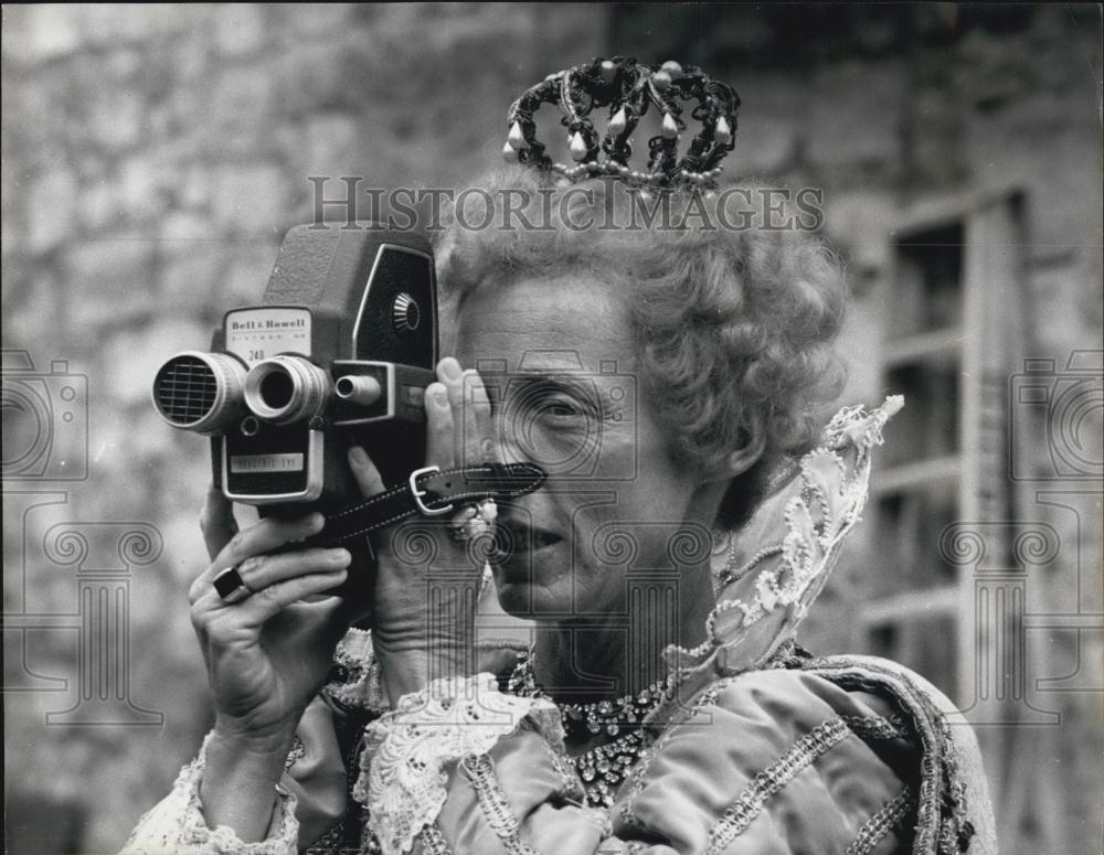 1968 Press Photo Actress Nancy Culp Dressed as Queen Elizabeth Filming - Historic Images