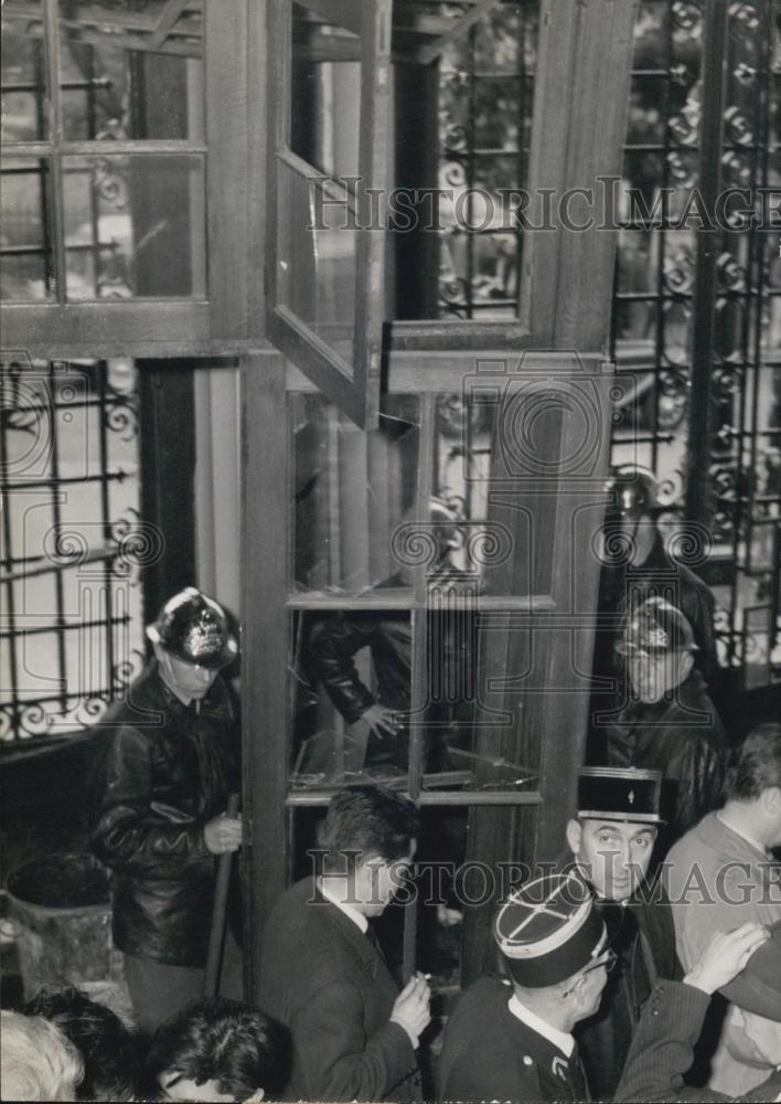 1961 Press Photo Plastic Bombs explode in two Paris Mairies - Historic Images