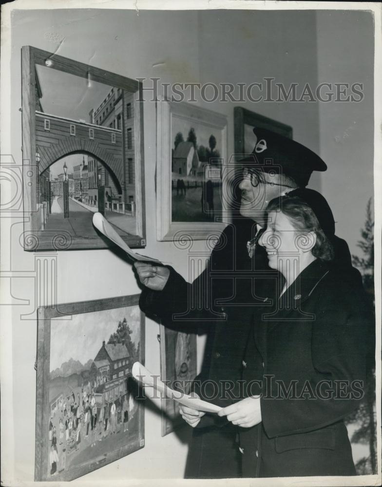 1952 Press Photo Collector Sydney Fitter of Hornchurch-London Trnsprt Art Exhibt - Historic Images