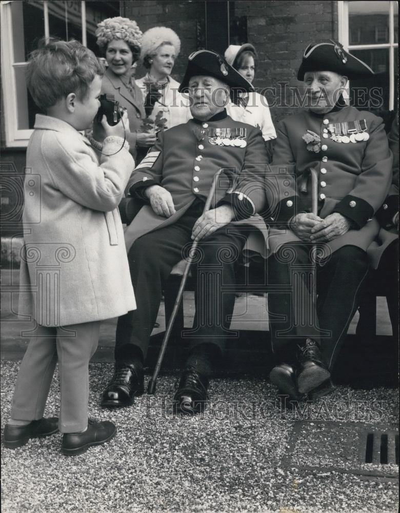 1965 Press Photo Steven Harkins Takes Picture Two Chelsea Pensioners Parade - Historic Images