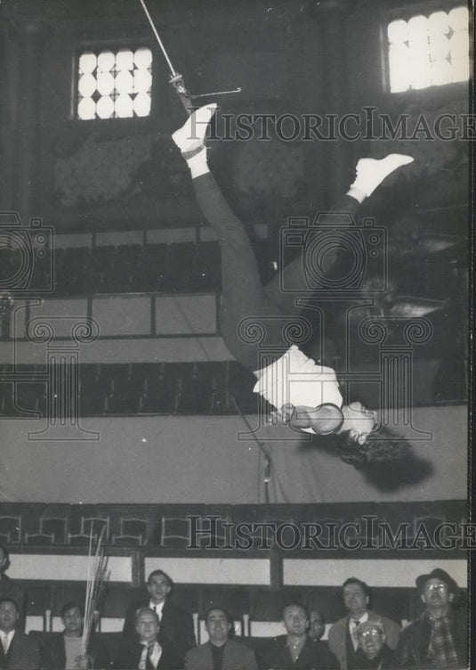 1964 Press Photo Anne-Marie Peysson Rehearsing-Artists' Union Gala Cirque d'Hive - Historic Images